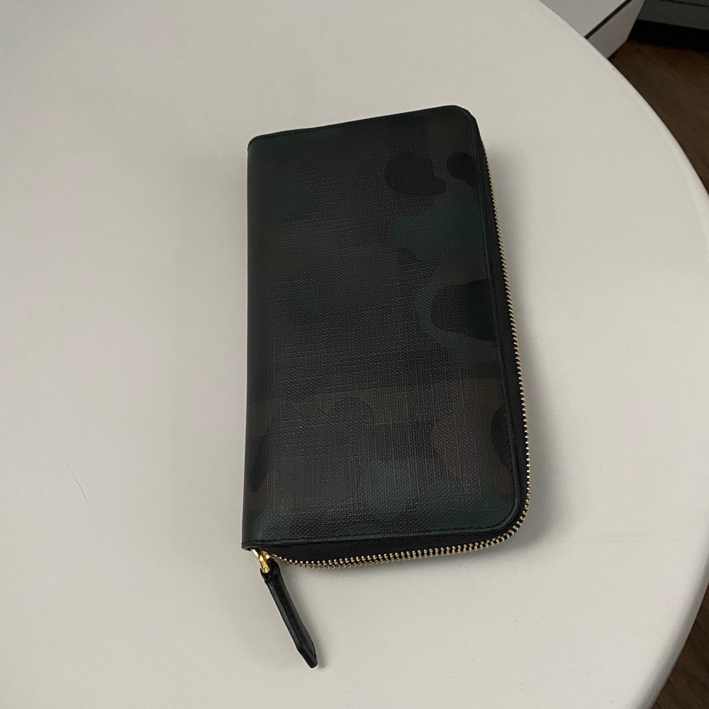 Burberry continental wallet